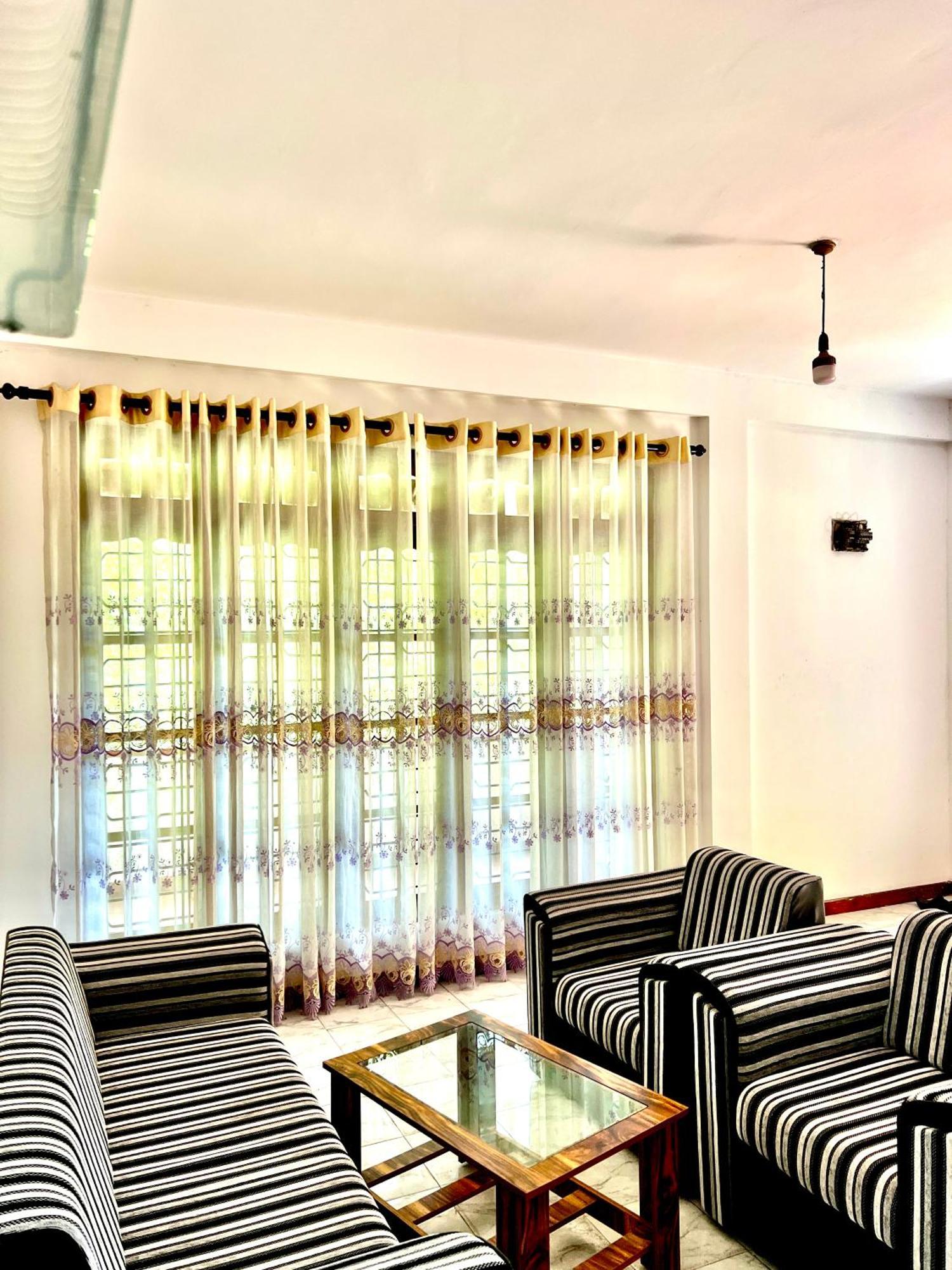 Pineview Lodge Ella Bagian luar foto